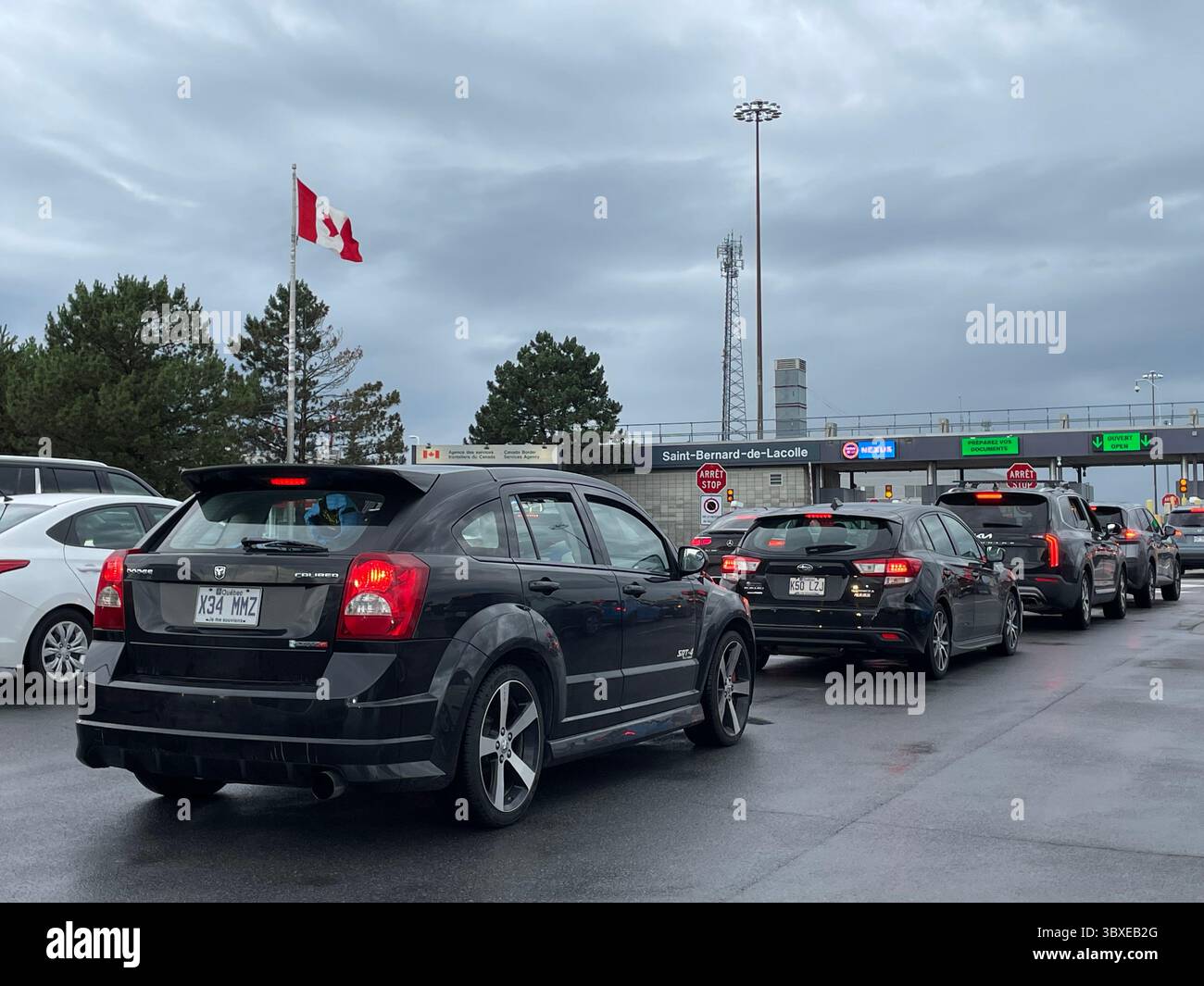 Die Fahrer in ihren Autos warten im Verkehr, während sie sich auf den Weg zur Zollkontrolle an der US-kanadischen Grenze machen Stockfoto