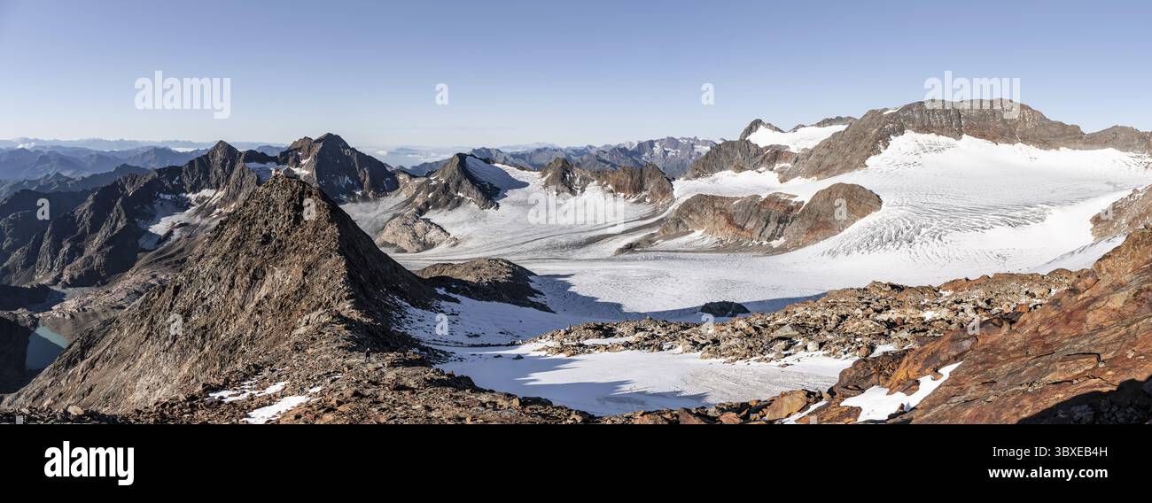 Gipfel der Becher mit Becherhaus, malerische Hochgebirgslandschaft, Blick auf den Uebeltalferner Gletscher und felsige Berggipfel Königshofspitz Stockfoto