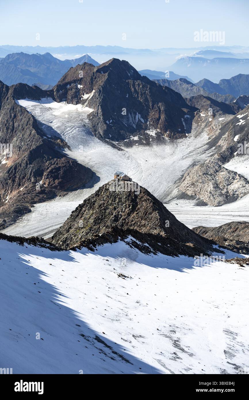 Am Wilden Freiger Gipfel, malerische Hochgebirgslandschaft mit Schnee, Blick auf den Uebeltalferner Gletscher und felsige Berggipfel Becher mit B Stockfoto