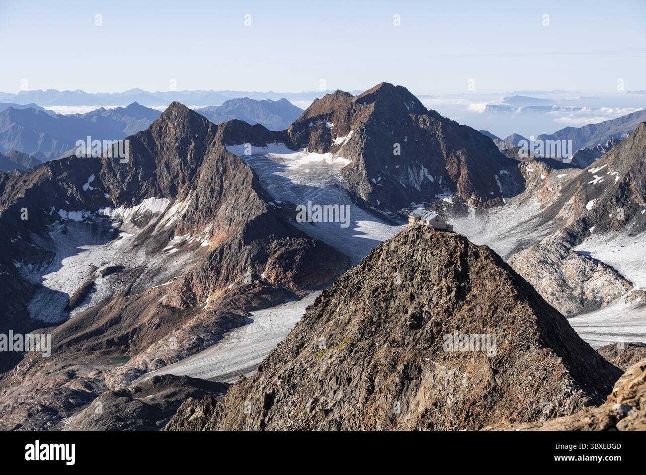 Gipfel der Becher mit Becherhaus, malerische Hochgebirgslandschaft, Blick auf den Uebeltalferner Gletscher und felsige Berggipfel Königshofspitz Stockfoto