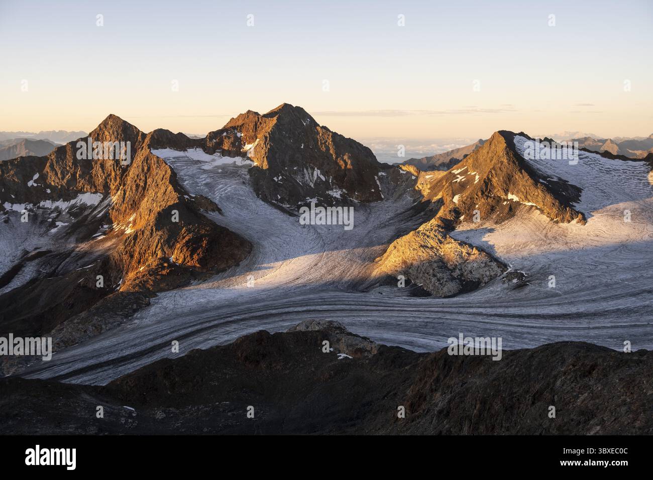Malerische Hochgebirgslandschaft bei Sonnenaufgang mit alpenglow, Gletscher und felsigen Berggipfeln im Morgenlicht, Blick auf den Königshofspitz Stockfoto