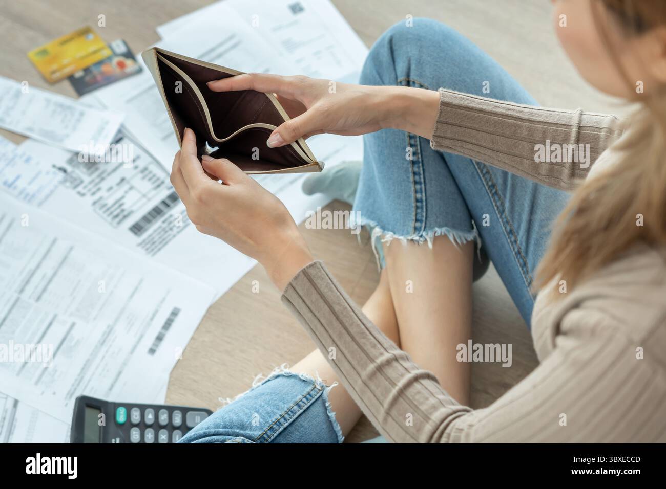 Gestresste und Kopfschmerzen Frau mit großen Rechnungen oder Rechnungen, kein Geld für Ausgaben und Kreditkartenschulden. Knappheit, Finanzproblem, Konkurs, Mo Stockfoto