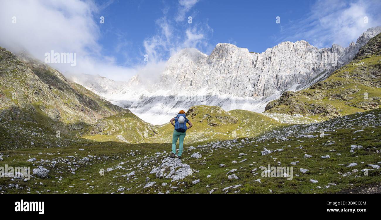 Bergsteiger in Berglandschaft, felsige Berggipfel des Moarer Weissen im Hintergrund, Sieben Seen Wanderung, Stubaier Alpen, bei Ridnaun, South Ty Stockfoto