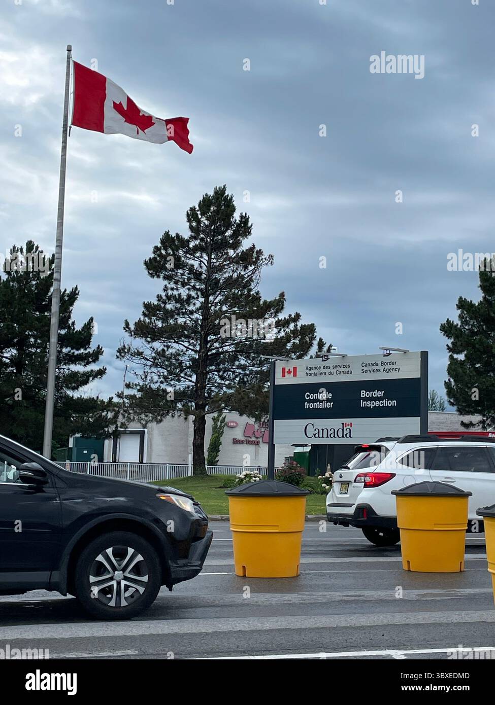Der Verkehr verlangsamt sich, da sich Autos dem Zoll und Grenzübergang der Vereinigten Staaten und Kanadas nähern; Stockfoto
