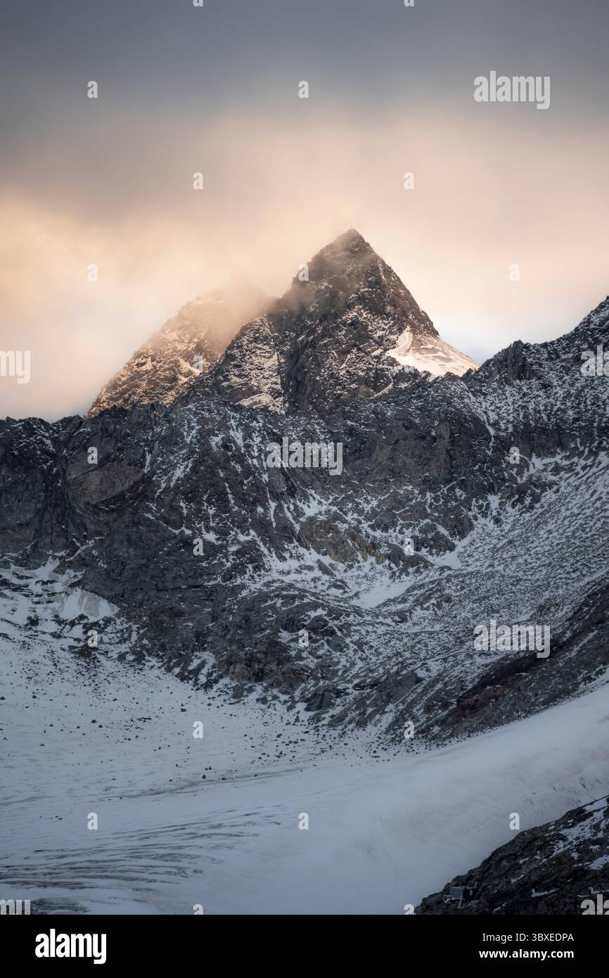 Bewölktes Ambiente bei Sonnenuntergang, felsiger Gipfel Wilder Pfaff, Stubaier Alpen, Südtirol, Italien Stockfoto