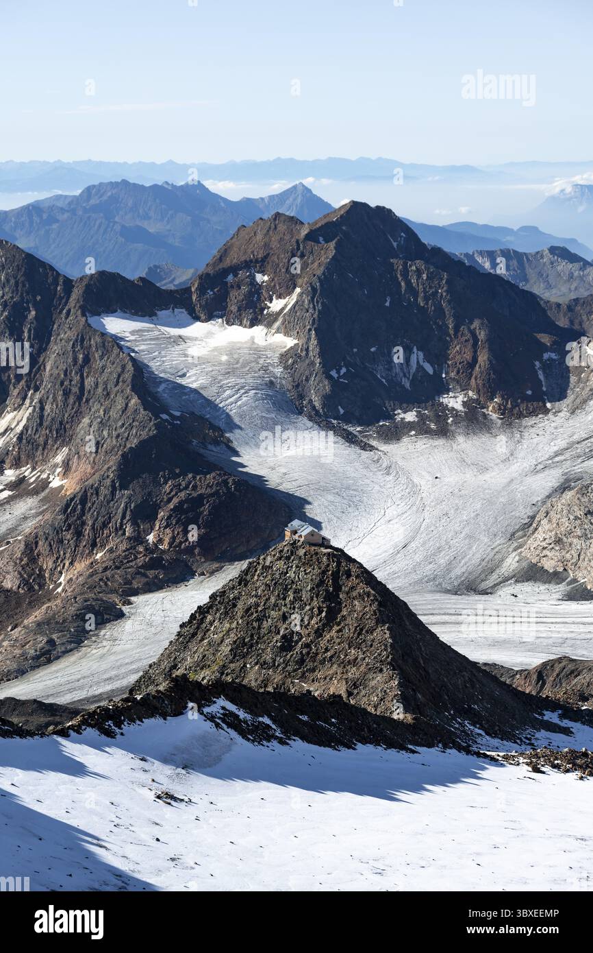 Am Wilden Freiger Gipfel, malerische Hochgebirgslandschaft mit Schnee, Blick auf den Uebeltalferner Gletscher und felsige Berggipfel Becher mit B Stockfoto