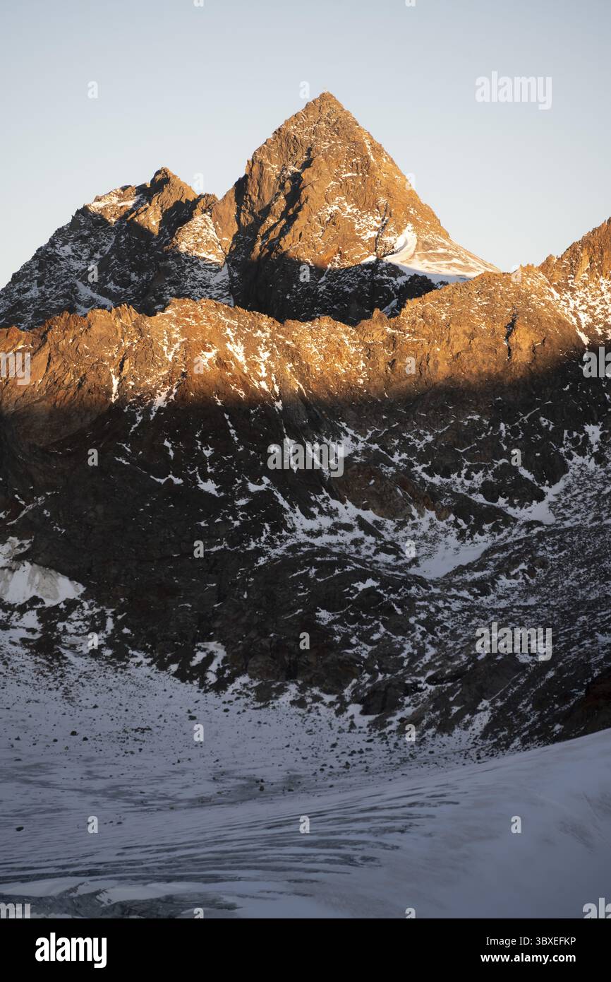 Hochgebirgslandschaft bei Sonnenaufgang, Gipfel des Wilden Pfaff im Morgenlicht, Gletscher und felsige Berggipfel mit alpenglow, Stubaier Alpen, Sou Stockfoto