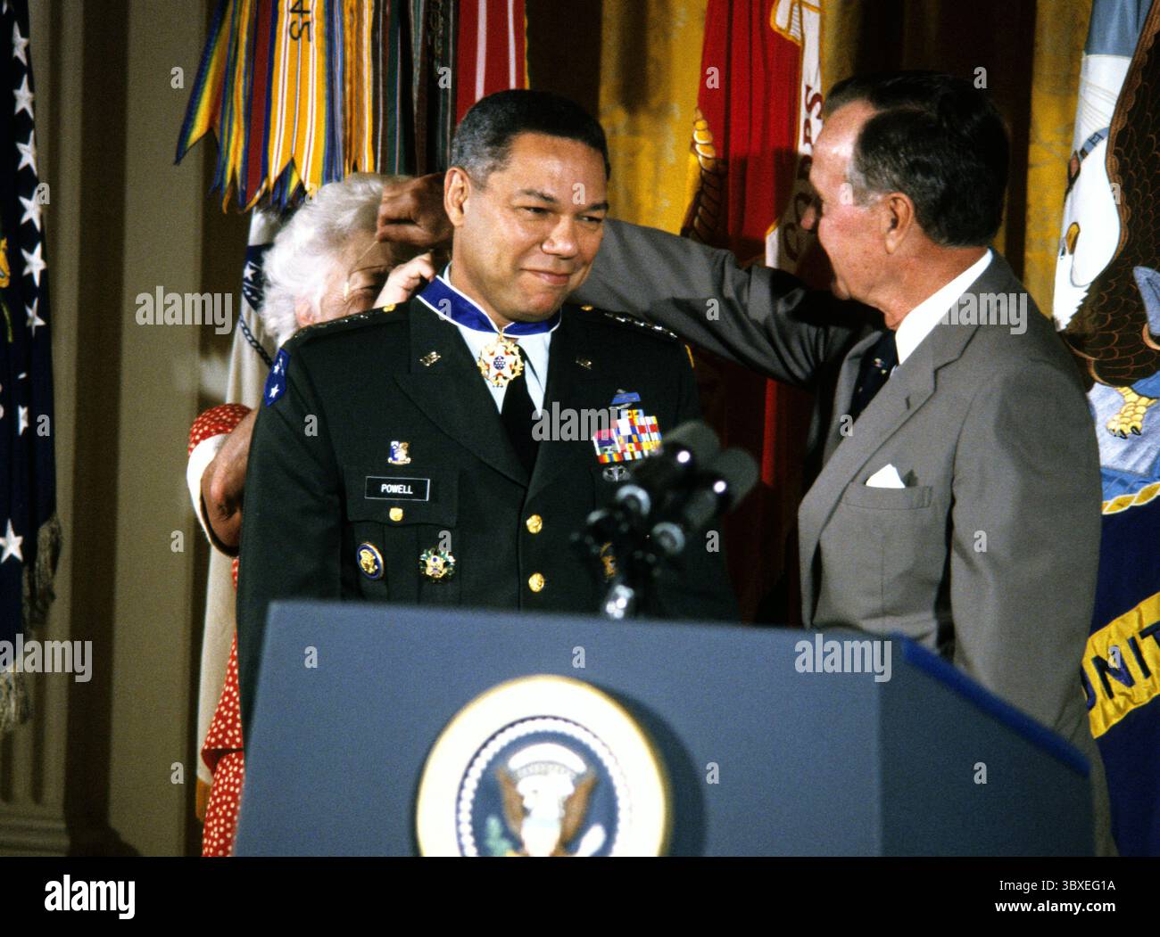 COLIN POWELL (* 5. April 1937 bis 18. Oktober 2021) war ein US-amerikanischer Politiker, Diplomat und vier-Sterne-General, der von 2001 bis 2005 als 65. US-Außenminister, von 1987 bis 1989 als 16. US-Sicherheitsberater und von 1989 bis 1993 als 12. Vorsitzender der Joint Chiefs of Staff fungierte. DATEIFOTO: 3. Juli 1991, Washington, District of Columbia, USA: Präsident GEORGE H.W. BUSH und First Lady Barbara Bush überreichen die Presidential Medal of Freedom an den Vorsitzenden der Joint Chiefs of Staff US Army General COLIN POWELL während einer Zeremonie im East Room of Stockfoto