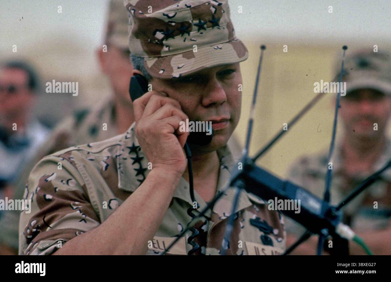 COLIN POWELL (* 5. April 1937 bis 18. Oktober 2021) war ein US-amerikanischer Politiker, Diplomat und vier-Sterne-General, der von 2001 bis 2005 als 65. US-Außenminister, von 1987 bis 1989 als 16. US-Sicherheitsberater und von 1989 bis 1993 als 12. Vorsitzender der Joint Chiefs of Staff fungierte. DATEIFOTO: 24. Dezember 1990, Dahran, Ostprovinz, Saudi-Arabien: Vorsitzender der gemeinsamen Stabschefs, General COLIN POWELL, spricht während eines Besuchs mit den Truppen auf einem Satellitentelefon zurück zum Pentagon. (Kreditbild: © Verteidigungsministerium/ZUMA Wire) Stockfoto