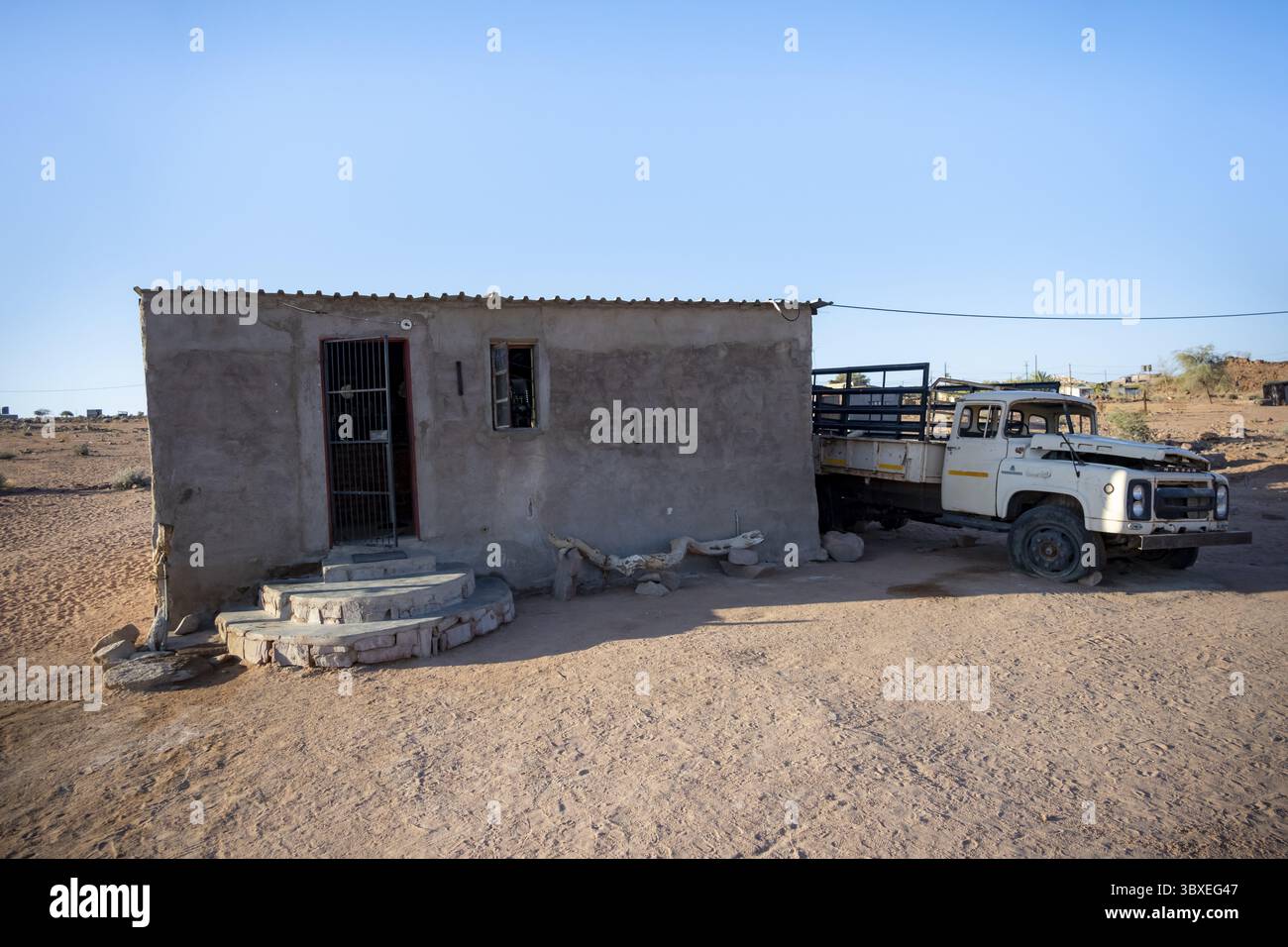 Einfaches Haus und altes Transportfahrzeug in einem kleinen Dorf, Erongo, Damaraland, Namibia Stockfoto