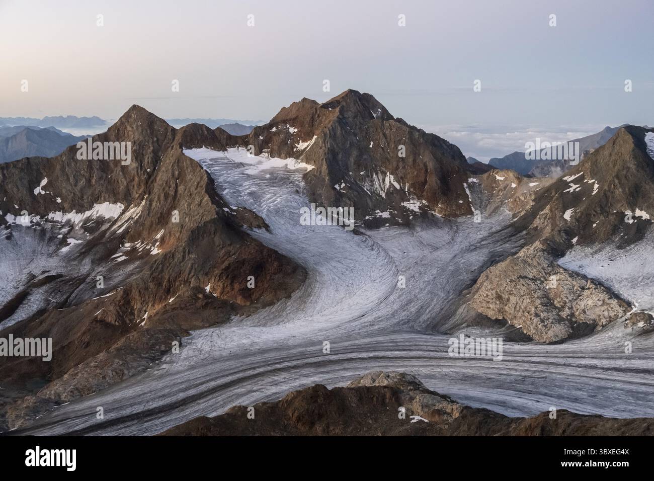 Hochgebirgslandschaft bei Sonnenaufgang, Gletscher- und felsige Berggipfel, Blick auf den Königshofspitz und Uebeltalferner Gletscher, Stubaier Alp Stockfoto