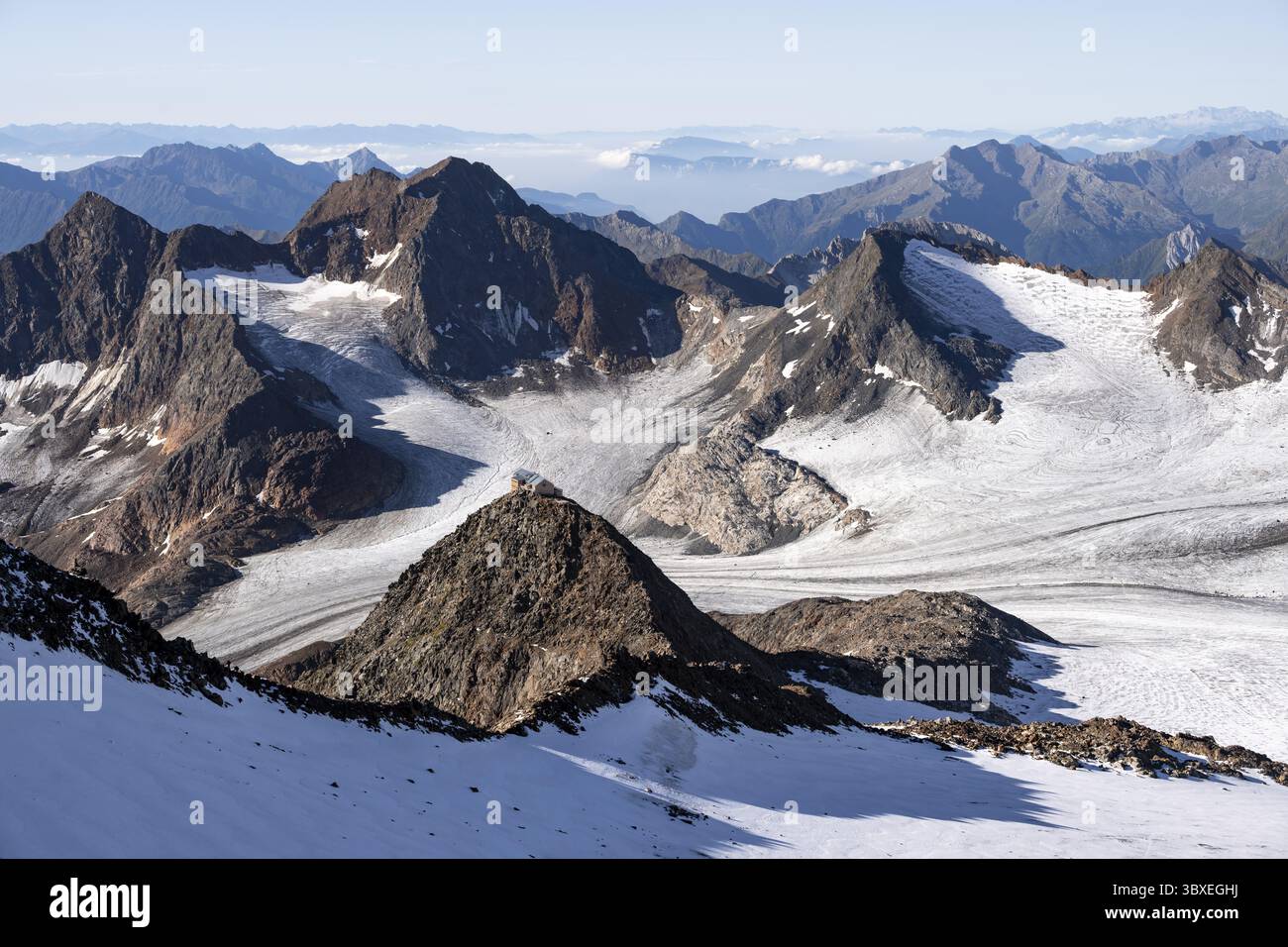 Auf dem Gipfel des Wilden Freigers, malerische Hochgebirgslandschaft mit Schnee, Blick auf den Uebeltalferner-Gletscher und die felsigen Berggipfel Königshofspit Stockfoto