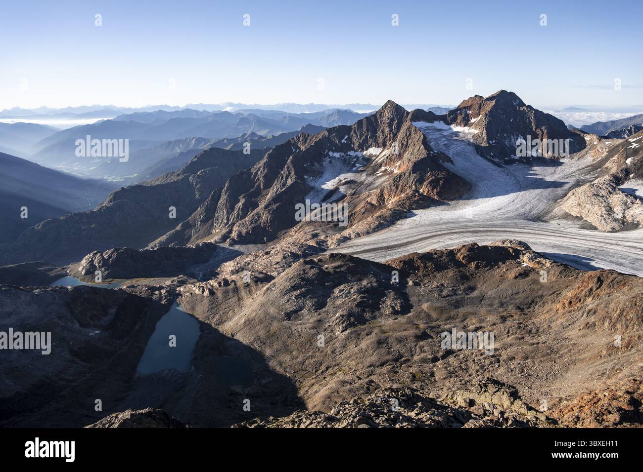 Malerische Hochgebirgslandschaft bei Sonnenaufgang, Gletscher und felsige Berggipfel im Morgenlicht, Blick auf den Königshofspitz und¿½ Stockfoto