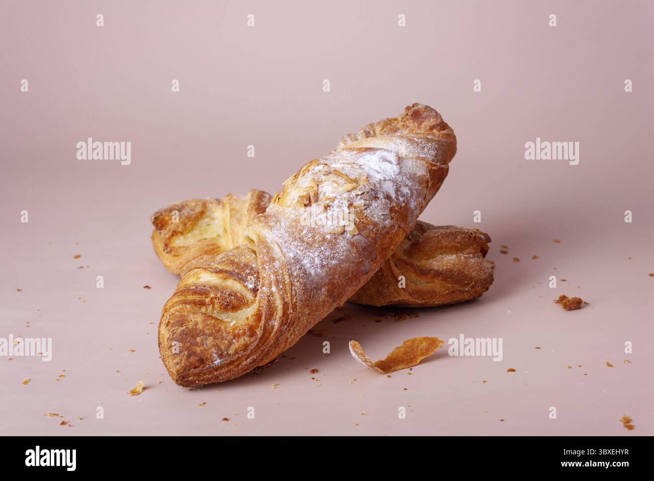 Zwei Brötchen aus reichem Hefeteig mit Marzipann und Nüssen auf beigem Hintergrund Stockfoto