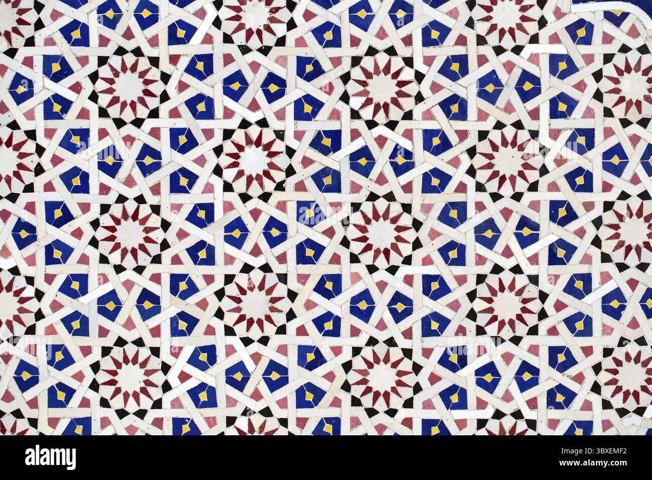 Ein detailliertes islamisches geometrisches Mosaik mit lebhaften Farben und symmetrischen Mustern. Das Design zeigt traditionelle Arabesken-Motive mit Sternscha Stockfoto