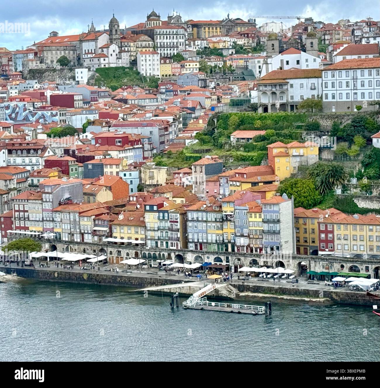 Fluss Douro und Stadtbild von Porto Portugal - Smartphone-aufgenommenes Stockfoto