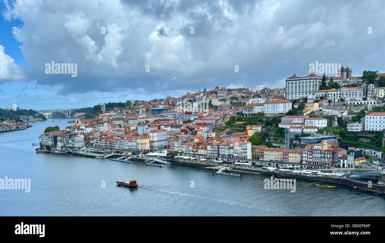 Fluss Douro und Stadtbild von Porto Portugal - Smartphone-aufgenommenes Stockfoto