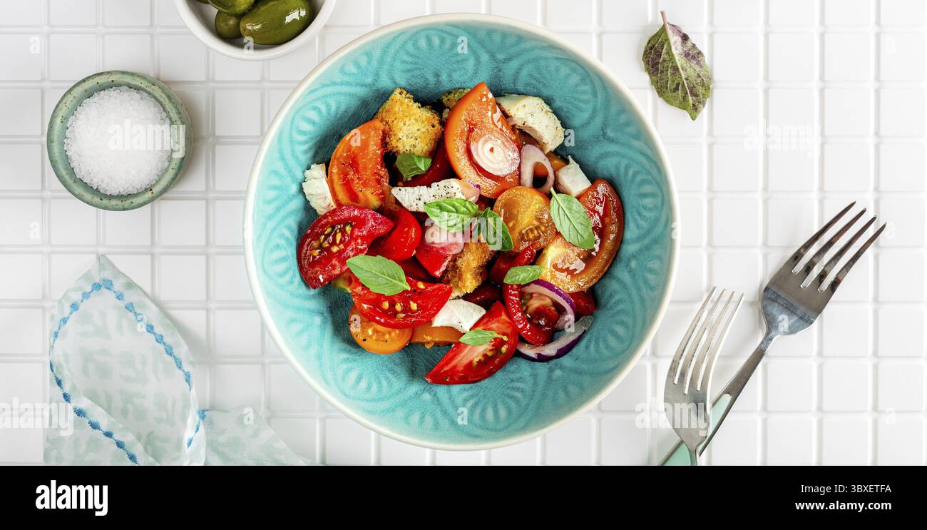 Essen, toskanische Panzanella, traditioneller italienischer Salat mit Tomaten und Brot Stockfoto