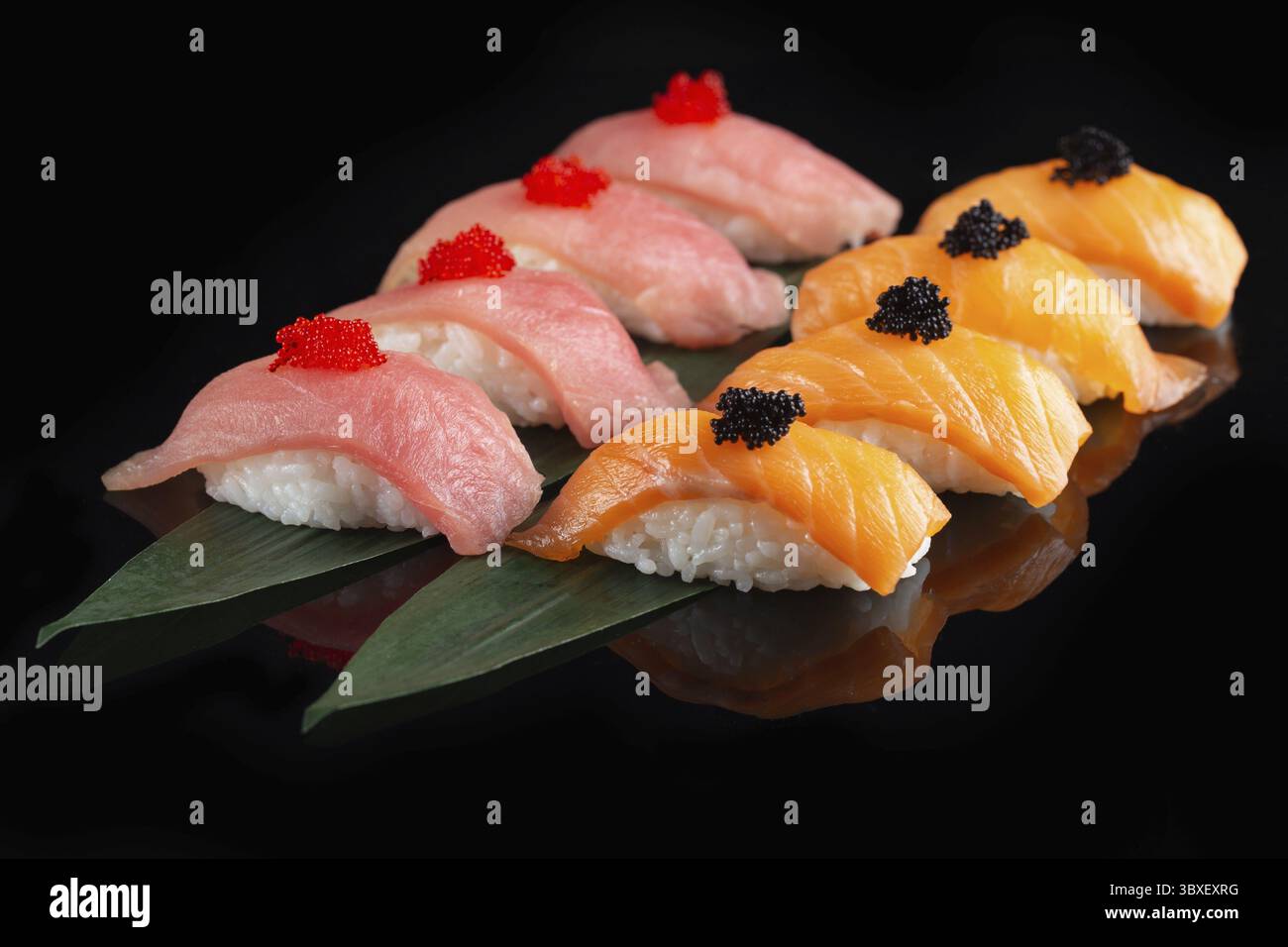 Nahaufnahme des Sashimi-Sushi-Sets. Sushi-Menü. Set von Nigiri-Sushi mit Thunfisch, Lachs und Tobiko-Kaviar. Japanische Küche, Restaurant. Asiatisches Essen Stockfoto