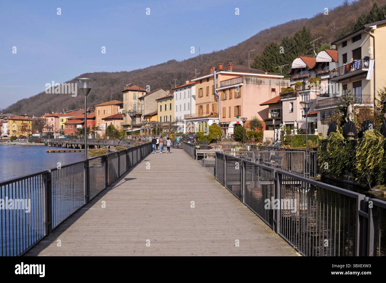 Gehängter Fußweg in Porto Ceresio, Lmbardy, Italien Stockfoto