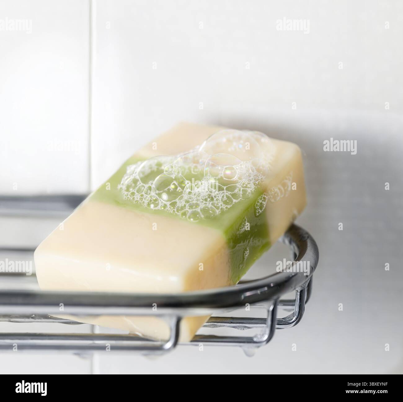 Aloe Vera Seife auf einem eleganten Duschregal aus Metall im Badezimmer, die seine natürliche Schönheit und erfrischende Eigenschaften unterstreicht Stockfoto