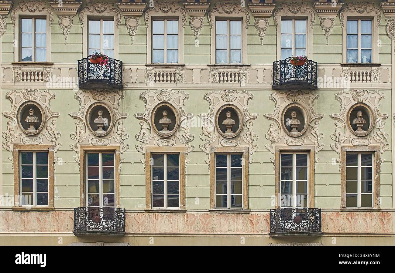 Porträts von Galileo Galilei, Torquato Tasso, Dante Alighieri, Francesco Petrarca, Ludovico Ariosto und Alessandro Volta auf einer Fassade Stockfoto