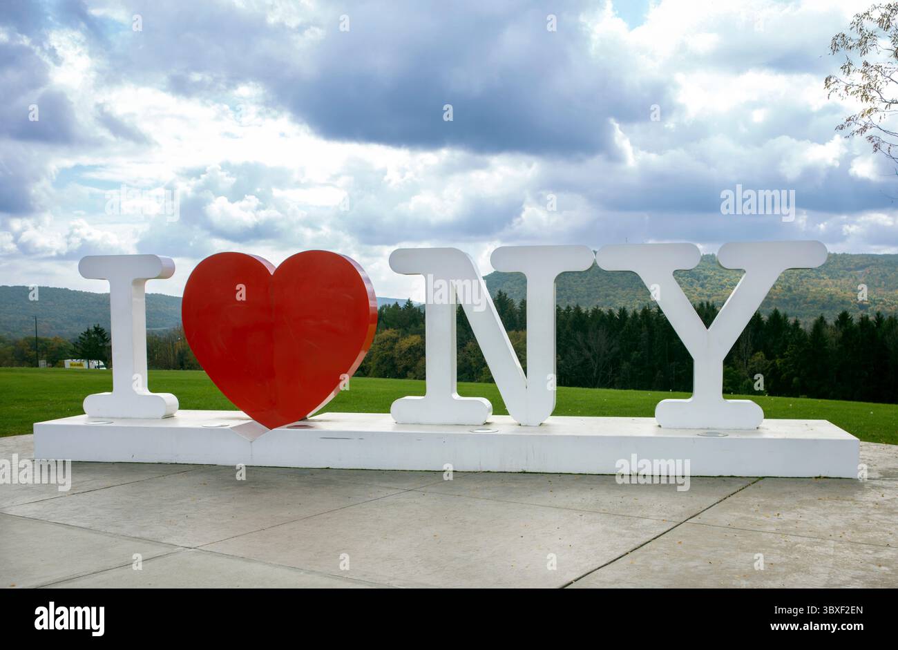 Die Skulptur „I ❤️ NY“ im Welcome Center in Kirkwood, New York, ist ein perfektes Foto am Straßenrand für Reisende, die in den Empire State einreisen. Stockfoto