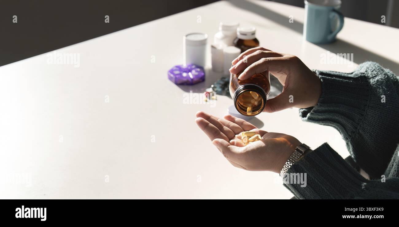 Nahaufnahme einer Frau, die die Pille mit Wasser in der Hand hält. Frauen nehmen Tablette von Kopfschmerzen, Schmerzmittel, Gesundheitswesen, Medizin, Behandlung. Therapiekonzept Stockfoto