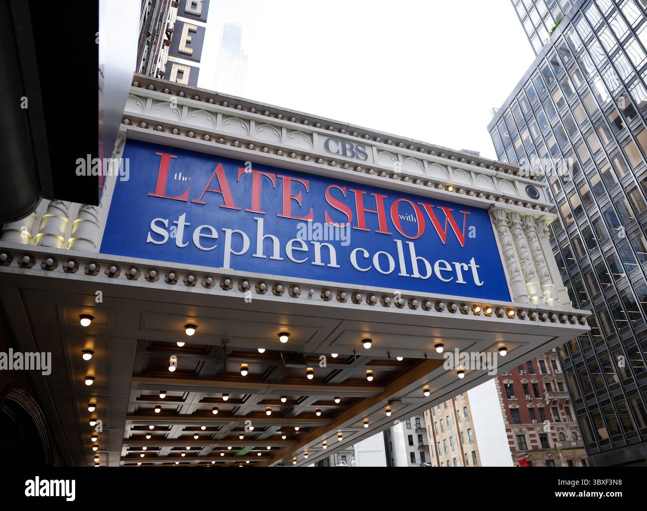 New York, Usa. Juli 2025. Das Marquee im Ed Sullivan Theater zeigt „The Late Show“, nachdem bekannt gegeben wurde, dass CBS die „The Late Show“-Franchise im Mai 2026 am Freitag, den 18. Juli 2025, in New York City zurückziehen wird. Zu Beginn der Episode von „The Late Show with Stephen Colbert“ am Donnerstag Abend kündigte der langjährige Moderator der Talkshow an, dass ihm seine Chefs bei CBS am Mittwoch mitteilen, dass die Late Show im nächsten Mai zu Ende gehen würde. Foto: John Angelillo/UPI Credit: UPI/Alamy Live News Stockfoto