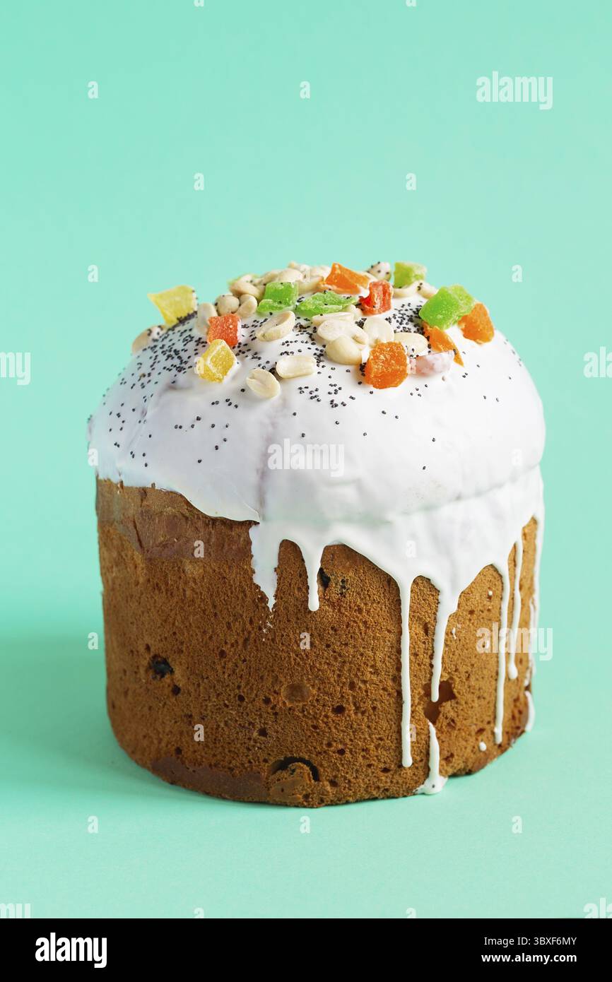 Osterkuchen - Russischer und ukrainischer traditioneller Kulich auf helltürkisblauem Hintergrund. Paska Osterbrot. Frohe Ostern. Kulich Kuchen Symbol von Stockfoto
