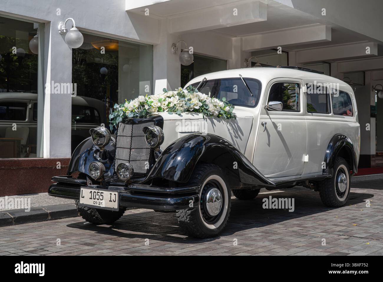 Surabaya, Ost-Java, Indonesien - 05 25 2025 : Dreiviertelansicht des schwarzen und cremeweißen Mercedes-Benz 170 Kombi um 1950 Stockfoto