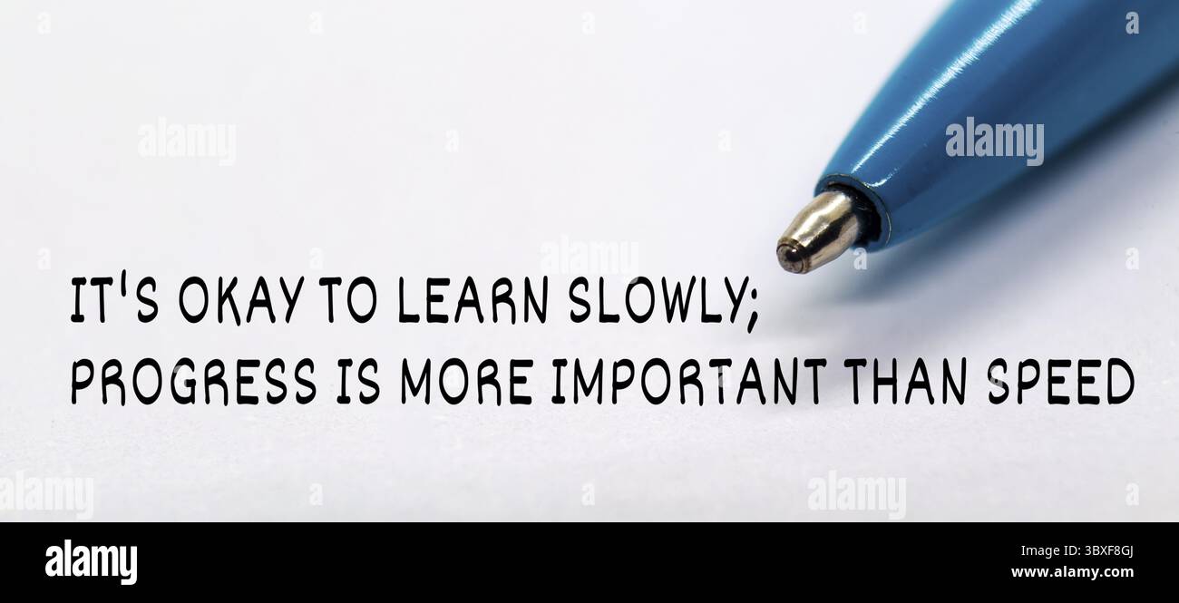 Es ist okay, langsam zu lernen. Fortschritt ist wichtiger als Geschwindigkeitstext mit blauem Stifthintergrund Stockfoto