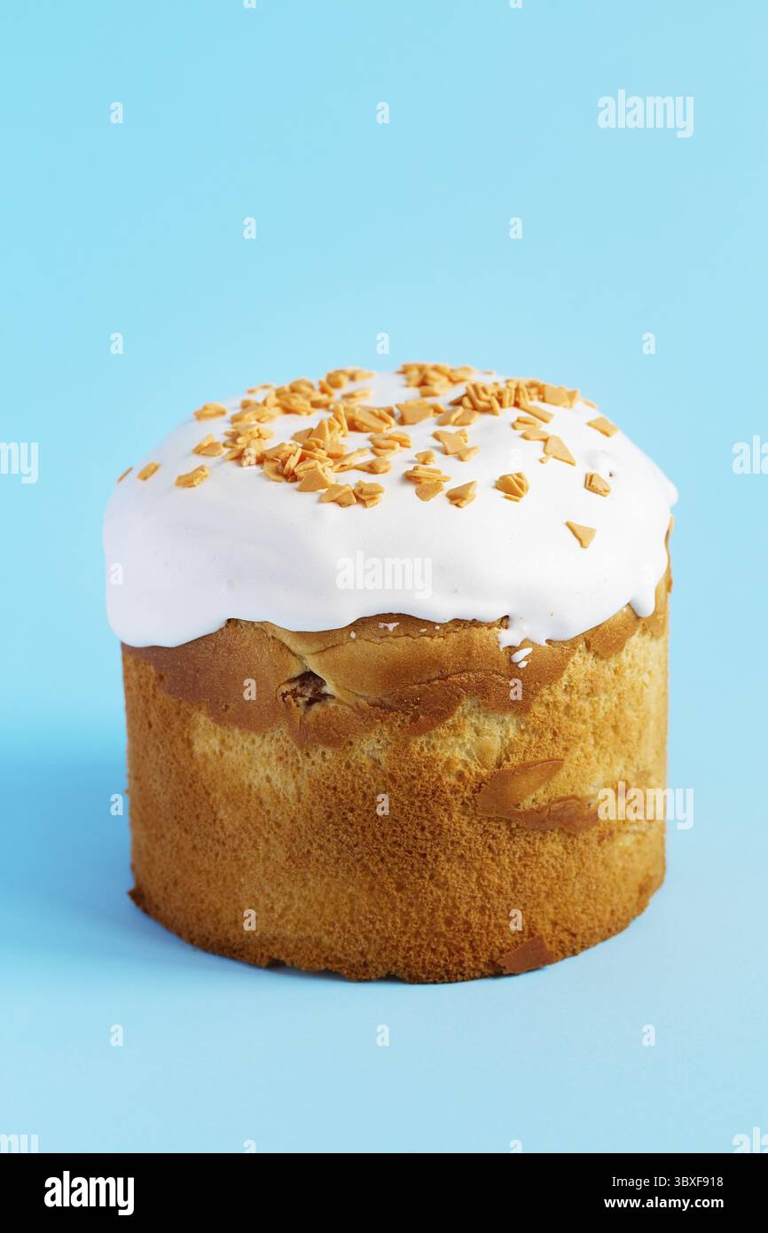 Osterkuchen - Russischer und ukrainischer traditioneller Kulich auf hellblauem Hintergrund. Paska Osterbrot. Frohe Ostern. Kuchenkuchen Symbol der Tradition Stockfoto