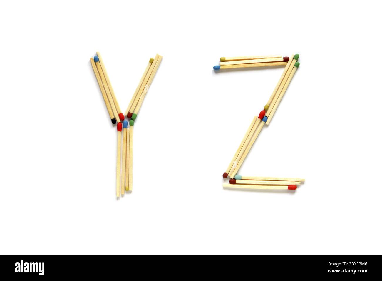 Buchstaben Y und Z aus Streichhölzern auf weißem Hintergrund Stockfoto