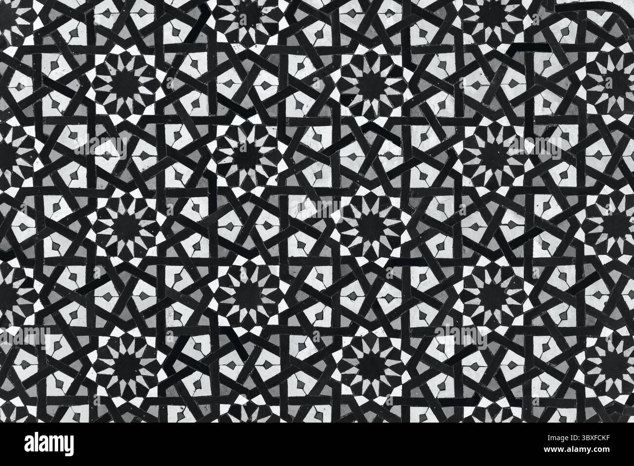 Ein detailliertes islamisches geometrisches Mosaik mit lebhaften Farben und symmetrischen Mustern. Das Design zeigt traditionelle Arabesken-Motive mit Sternscha Stockfoto