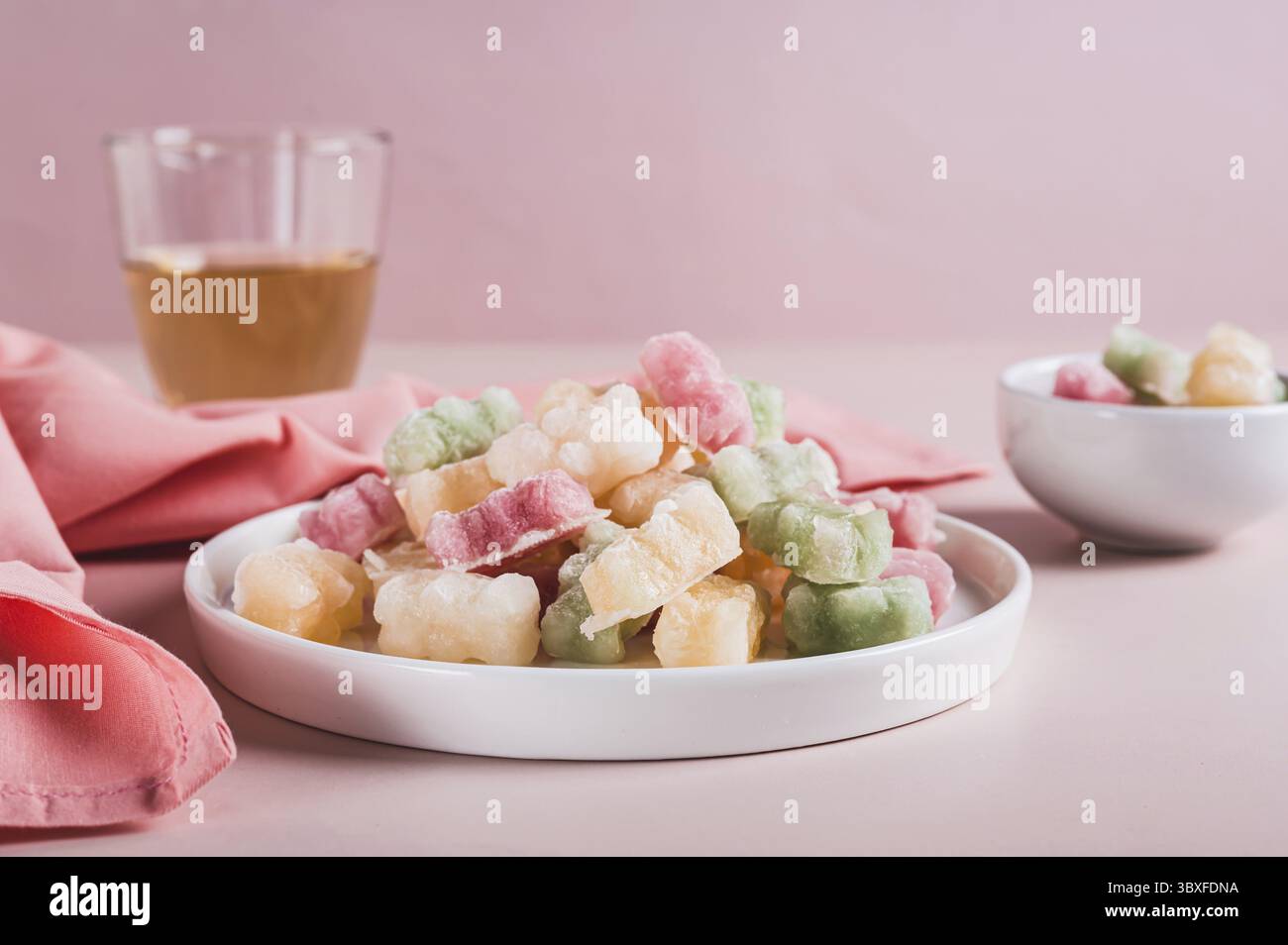 Essen, getrocknete gefrorene Gummibärenbonbons auf dem Teller auf dem Tisch Stockfoto