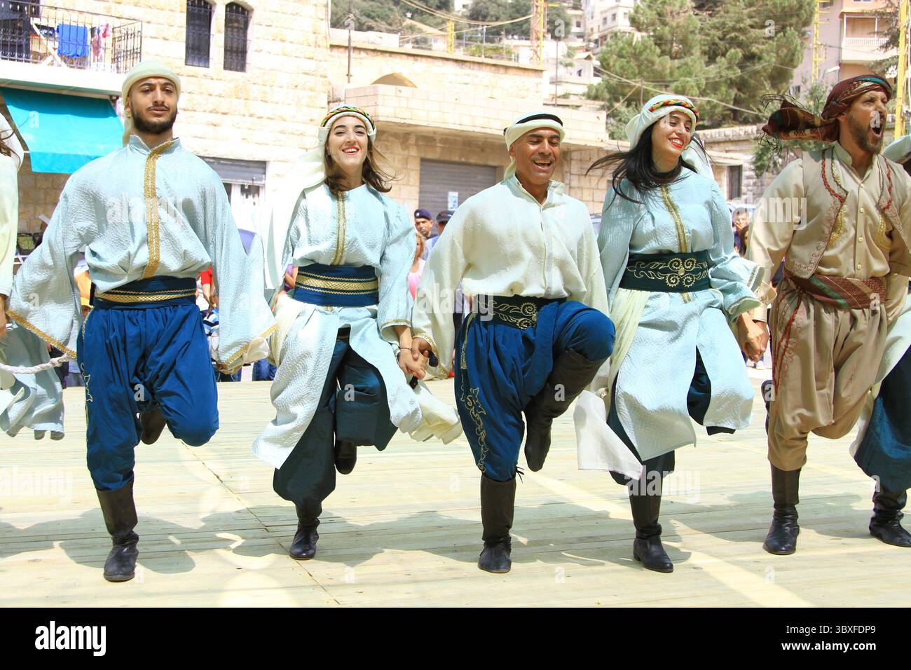 Lebendige, im Sommer im Libanon stattfindende kulturelle Tanzveranstaltung mit Darstellern in traditioneller Kleidung. Stockfoto