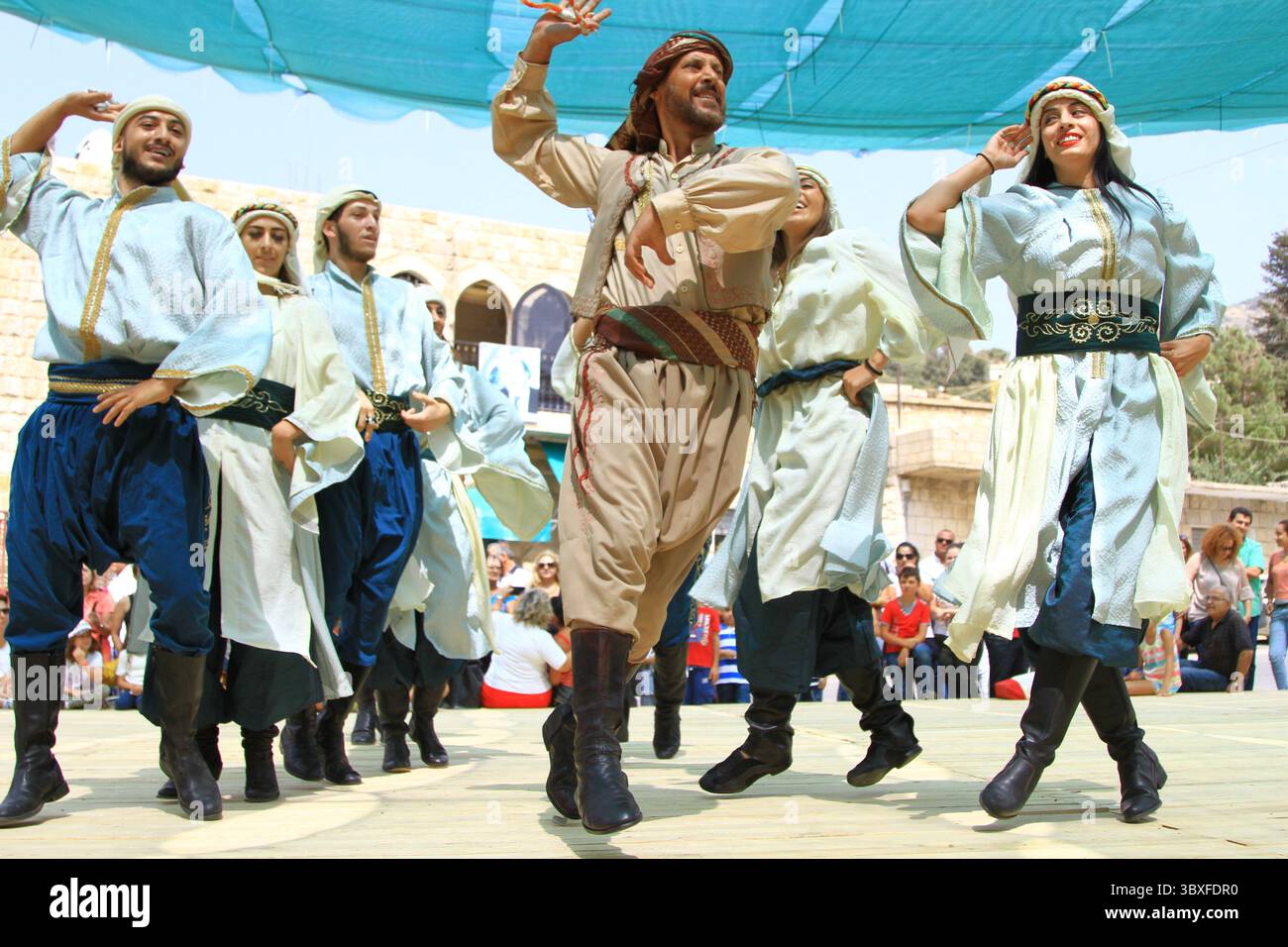 Lebendige, im Sommer im Libanon stattfindende kulturelle Tanzveranstaltung mit Darstellern in traditioneller Kleidung. Stockfoto