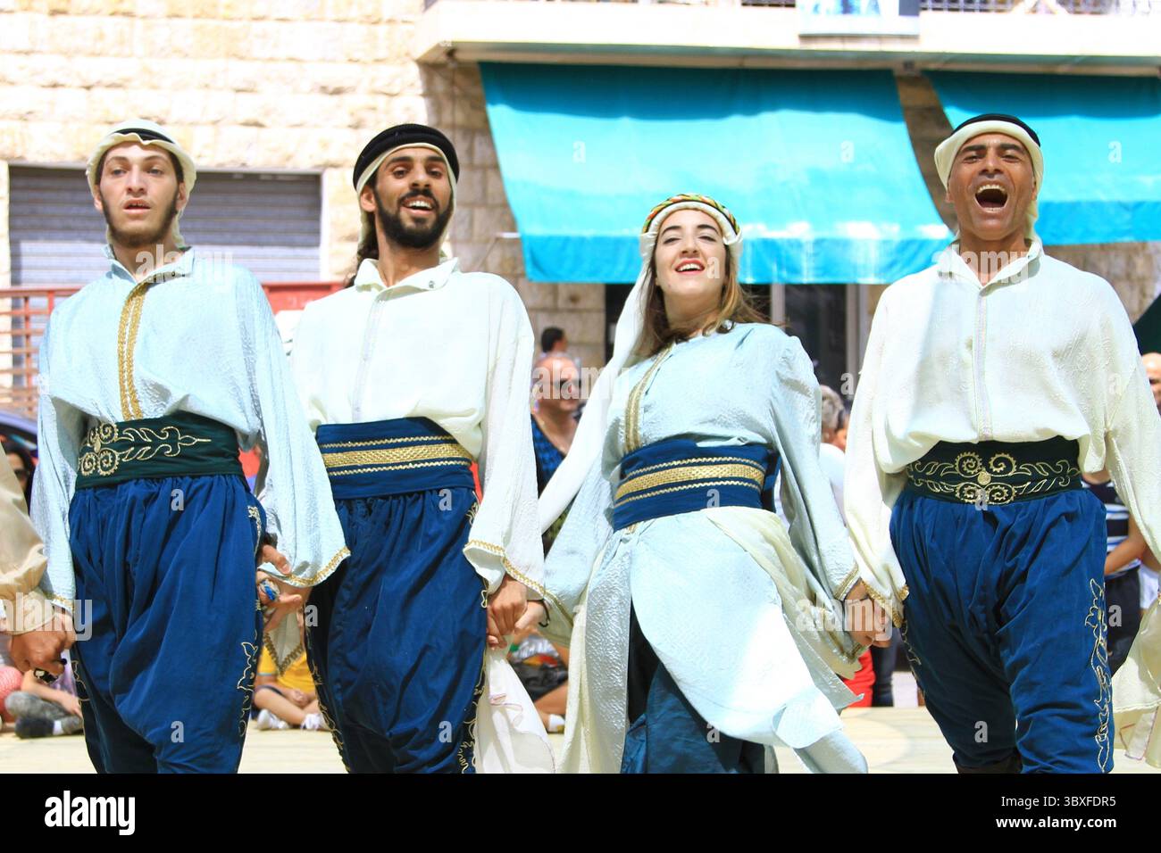 Lebendige, im Sommer im Libanon stattfindende kulturelle Tanzveranstaltung mit Darstellern in traditioneller Kleidung. Stockfoto