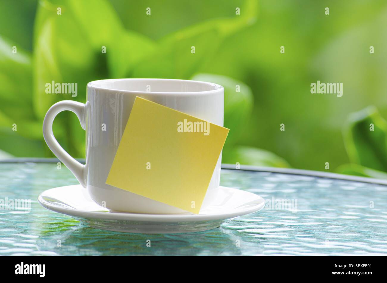 Klebender Notizblock auf weißem Becher. Passen Sie Platz für Text oder Ideen an Stockfoto
