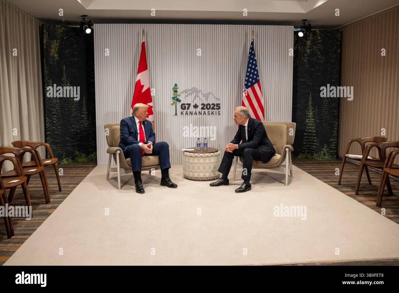 Kananaskis, Alberta, Kanada. Juni 2025. Präsident Donald J. Trump trifft sich während einer bilateralen Diskussion auf dem G7-Gipfel mit dem kanadischen Premierminister Mark Carney. Die Staats- und Regierungschefs befassten sich mit Fragen des Welthandels, des Wirtschaftswachstums und der regionalen Sicherheit. Stockfoto