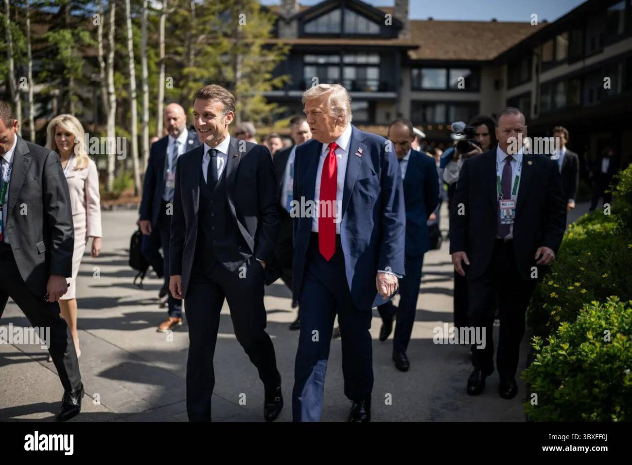 Kananaskis, Alberta, Kanada. Juni 2025. Präsident Donald J. Trump trifft auf dem G7-Gipfel in Kanada mit dem französischen Präsidenten Emmanuel Macron zusammen. Die Staats- und Regierungschefs trafen sich, um globale Wirtschaftsfragen, Handelsspannungen und den eskalierenden Konflikt zwischen Israel und dem Iran zu diskutieren. Stockfoto