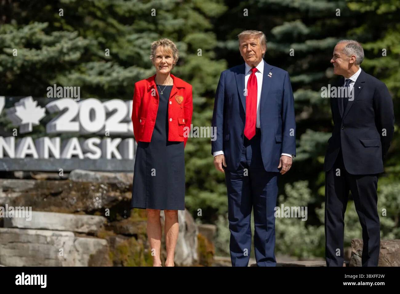 Kananaskis, Alberta, Kanada. Juni 2025. Präsident Donald J. Trump steht auf dem G7-Gipfel in Kananaskis mit dem kanadischen Premierminister Mark Carney und der EU-Kommissionspräsidentin Ursula von der Leyen zusammen. Die Staats- und Regierungschefs versammelten sich zu einem Gruppenfoto, bei dem es um globale Wirtschaftsfragen, Energiepolitik und regionale Konflikte ging. Stockfoto