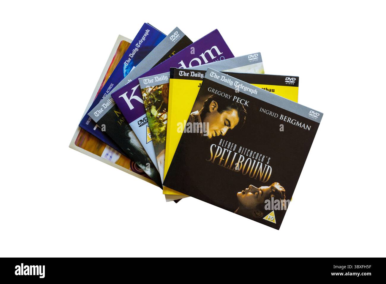Ein Haufen kostenloser DVDs, die mit dem Daly Telegraph verschenkt werden, mit verschreibungspflichtiger DVD auf weißem Hintergrund Stockfoto
