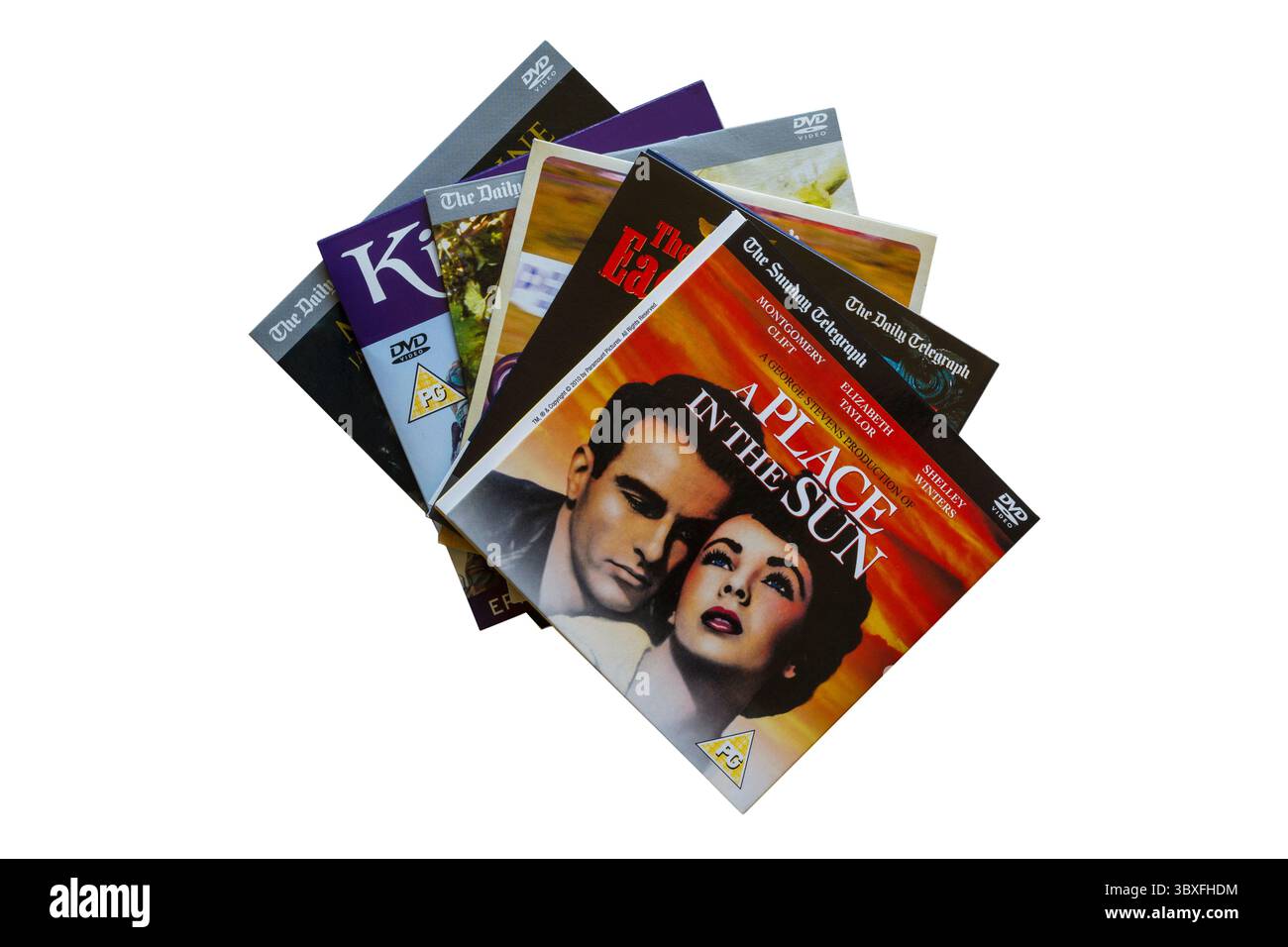 Ein Haufen kostenloser DVDs, die mit dem Sunday Telegraph und dem Daily Telegraph verschenkt werden, mit Einem Platz in der Sun DVD oben isoliert auf weißem Hintergrund Stockfoto