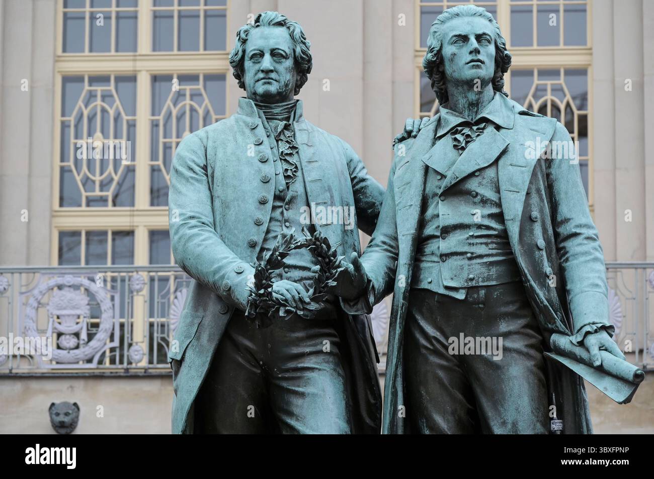 DEUTSCHLAND, Thüringen, Weimar, Denkmal des großen deutschen Schriftstellers Johann Wolfgang von Goethe und Friedrich Schiller, das 1857 eingeweihte Denkmal steht vor dem Deutschen Nationaltheater am Theaterplatz in Weimar. Sie wurde vom Dresdner Bildhauer Ernst Rietschel geschaffen Stockfoto