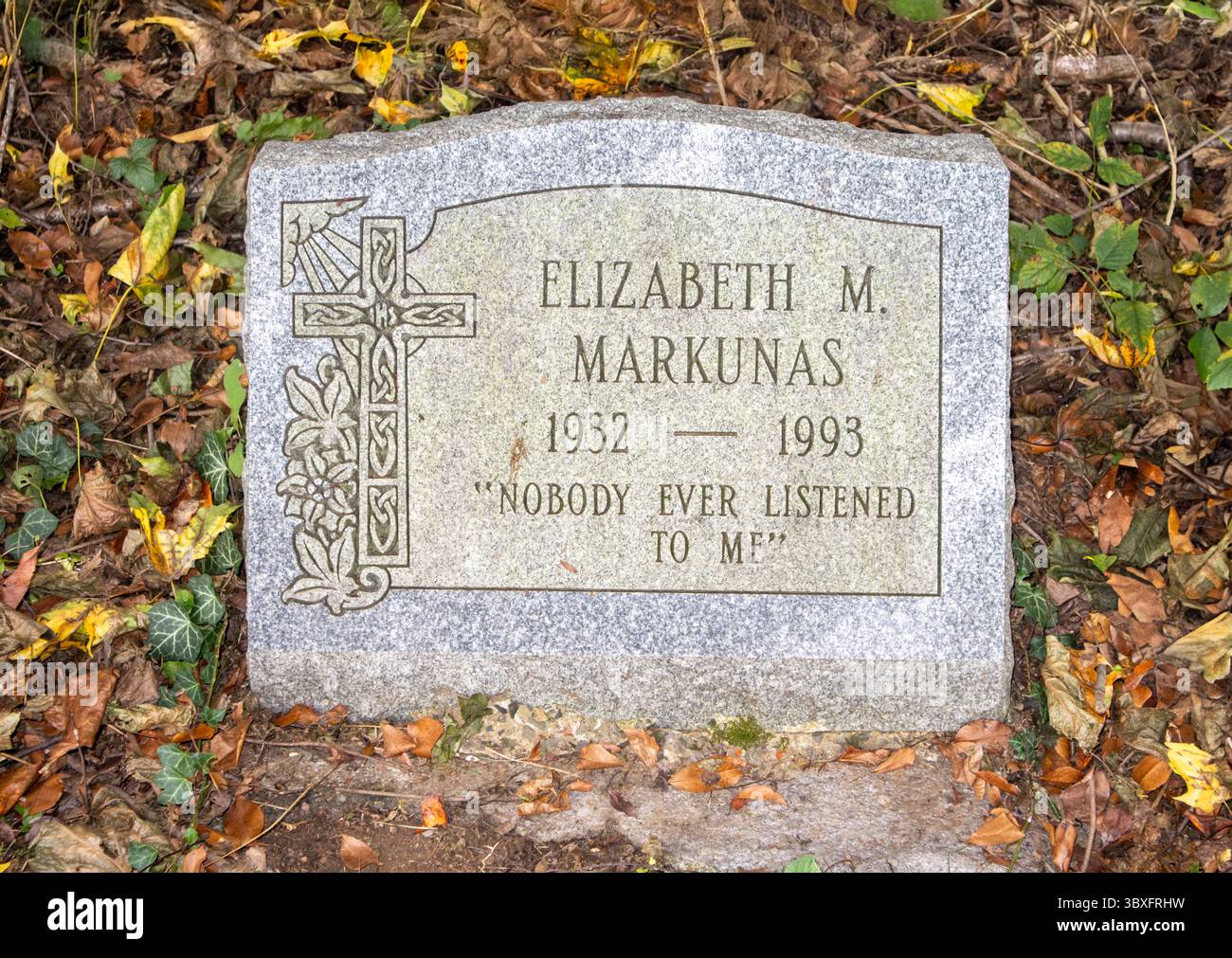 Grabstein von Elizabeth Mary Wolf Markunas mit dem berühmten Epitaph: „Niemand hat je auf mich gehört.“ Ein letztes Wort mit Humor und Ehrlichkeit. Stockfoto