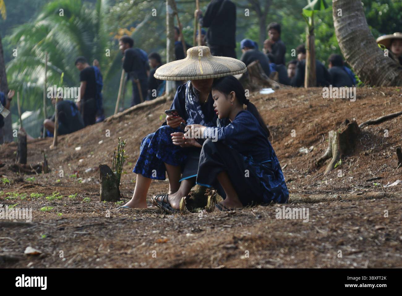 7. Oktober 2021, Banten, Banten, Indonesien: Der Stamm der Indonesien Baduy pflanzt am 23. Oktober 2021 Huma-Reis auf einem Feld im Dorf Ciboleger in Banten an. Baduy Bauerngemeinde in die Saison der Landwirtschaft einzusteigen der Huma Reisgarten nach dem traditionellen Kalender ist ein guter Tag, um Felder zu öffnen und Reis zu Pflanzen und auch Schädlingsbefall zu vermeiden. Der Huma-Reisanbauprozess beginnt mit Ritualen, in denen Gebete von den Ältesten des Baduy-Stammes gelesen werden, nachdem das Pflanzen abgeschlossen ist. Beginnend mit den Männern, die Holz benutzen, um Löcher zu machen, gefolgt von den Frauen, die Reissamen in die Löcher legen und sie dann mit t bedecken Stockfoto