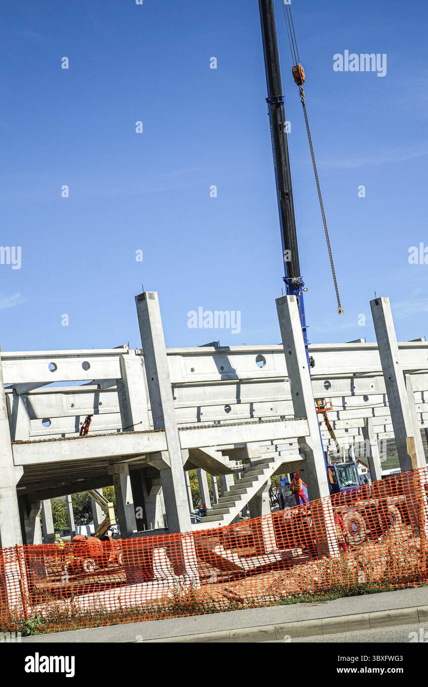 Sibiu, Rumänien - 09. November 2024 Industriebau im Bau Fortschritt auf der Baustelle, Außenansicht Stockfoto