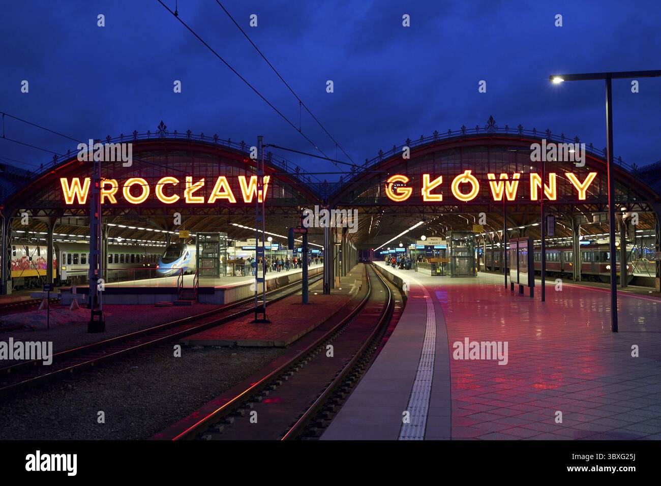 Breslau, Polen, 2. Januar 2019: Bahnsteig des Bahnhofs Breslau Glowny in der Abenddämmerung Stockfoto